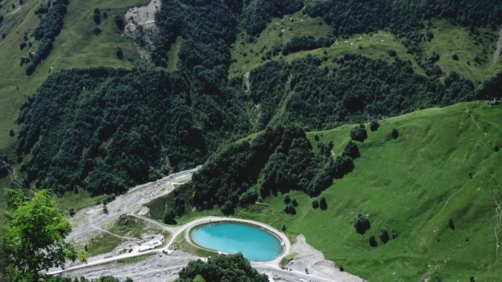 Gudauri-georgian-military-highway-russia-georgia-friendship-monument-treaty-georgievsk-monument-view-point-artificial-lake