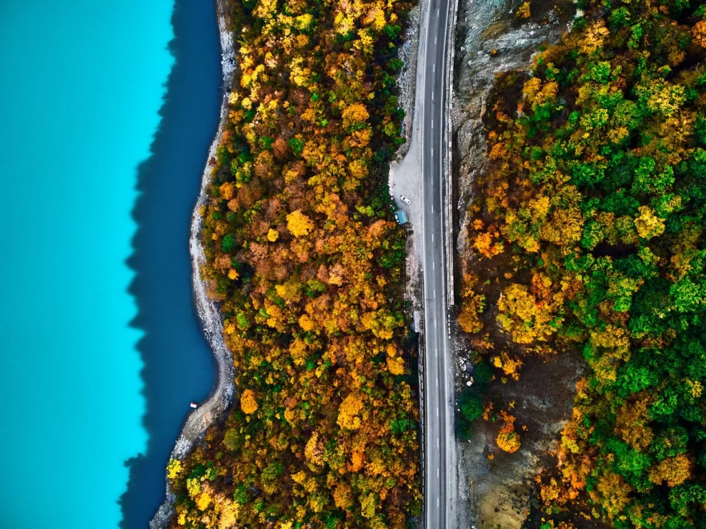 Zhinvali-top-view-scenic-zhinvali-reservoir-ananuri-lake-with-turquoise-water-georgia-country